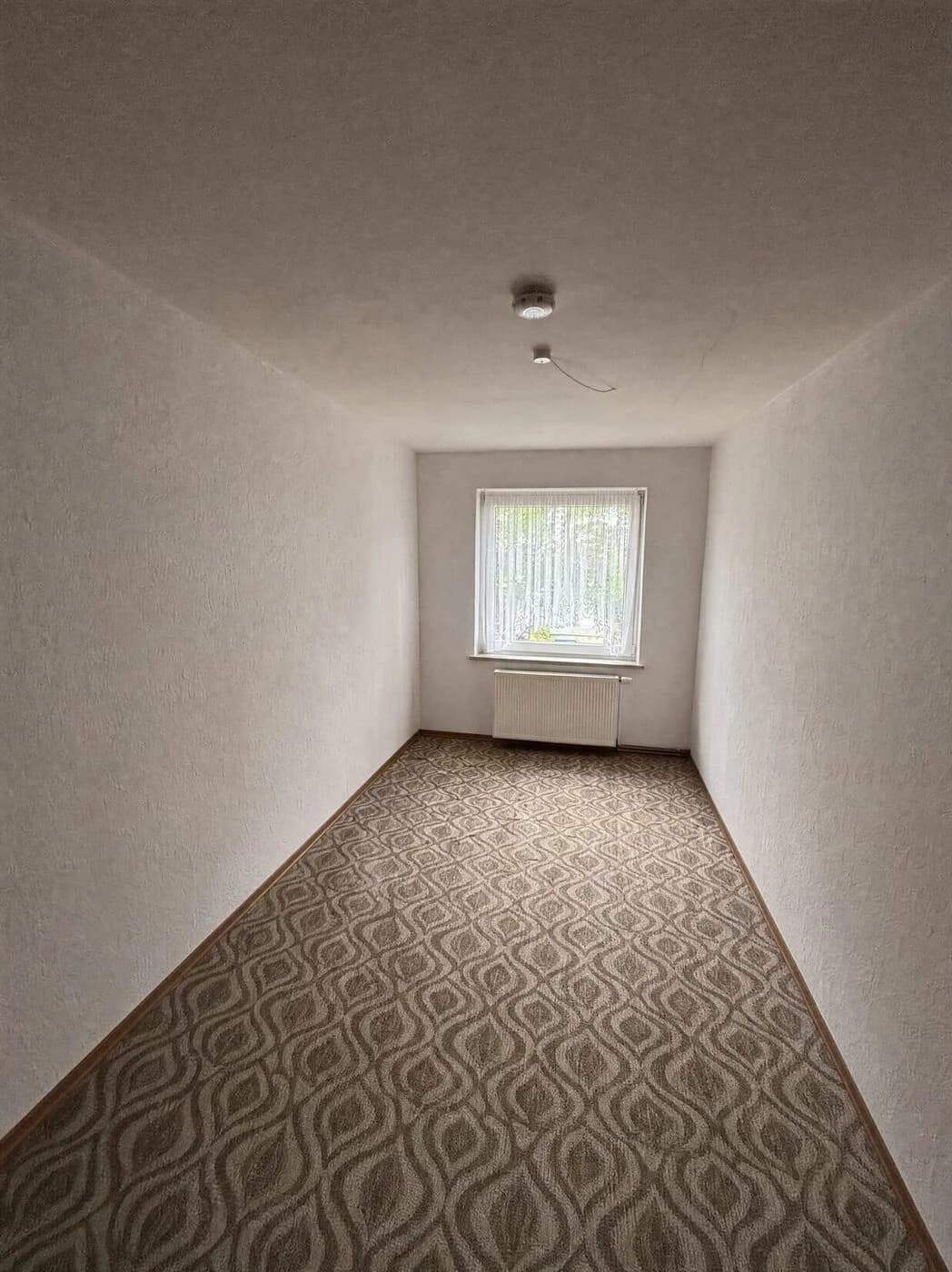 Vorher-Nachher: komplett geräumtes Wohnzimmer
