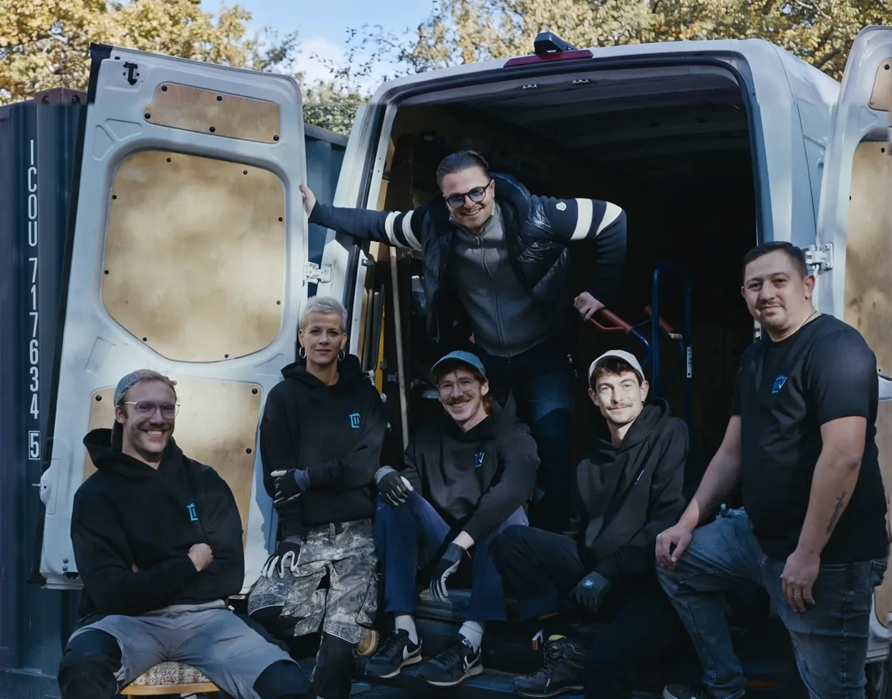 Das Team von Sorglos Entrümpeln am offenen Transporter, in der Mitte steht Inhaber Ruben Bestfleisch im Laderaum