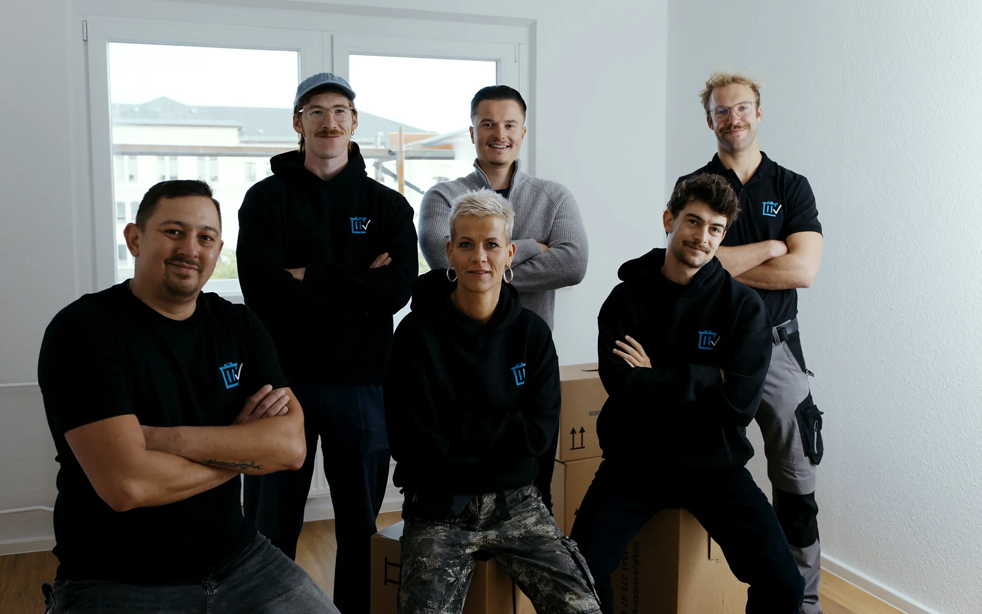 Das Team von Sorglos Entrümpeln mit Inhaber Ruben Bestfleisch in einer hellen, leeren Wohnung