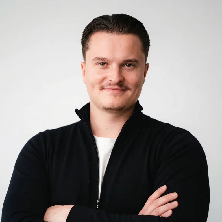 Ruben Bestfleisch, Inhaber von Sorglos Entrümpeln, Porträt vor hellem Hintergrund