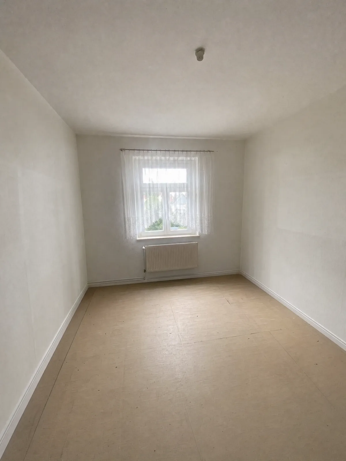 Symbolbild: Derselbe Raum nach der Räumung, leer und besenrein, Fenster und Heizkörper frei