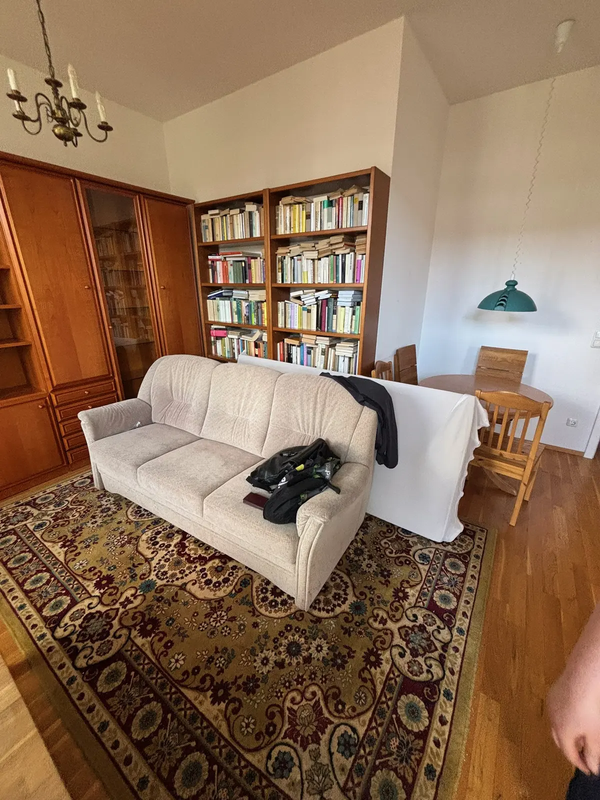 Raum mit hohen Bücherregalen voller Ordner und Kartons vor einer Auflösung