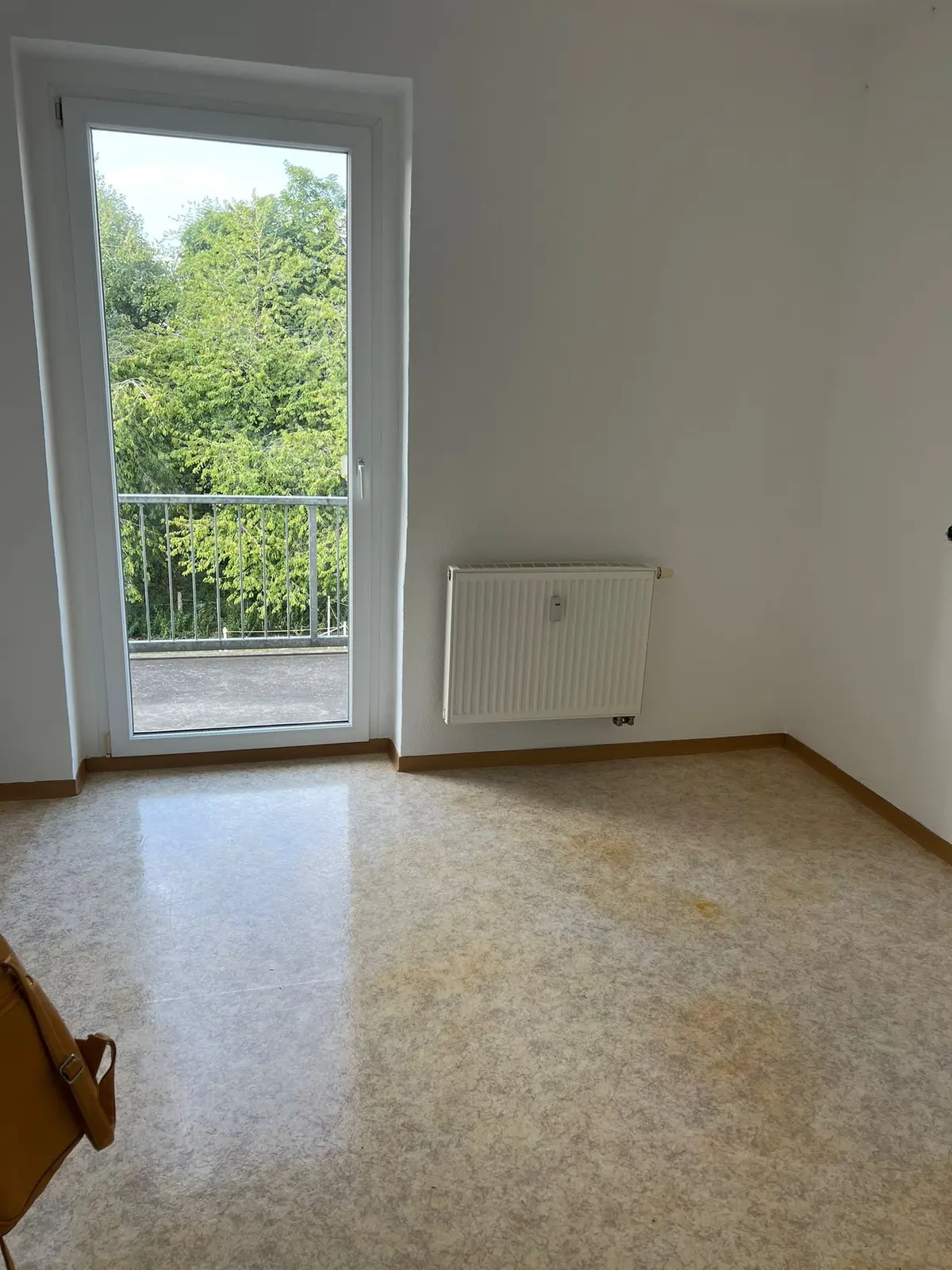 Leergeräumter heller Raum nach einer Auflösung: freier Boden, Fenster mit Tageslicht, nichts steht mehr im Raum